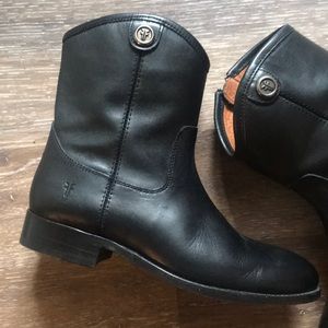 NWOT Frye Melissa button short black boots size 6